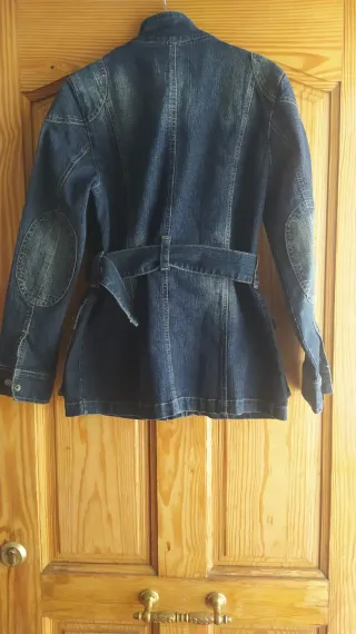 Abrigo vaquero azul con cinturón