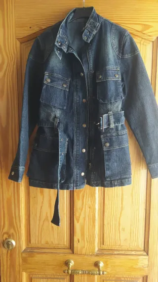 Abrigo vaquero azul con cinturón