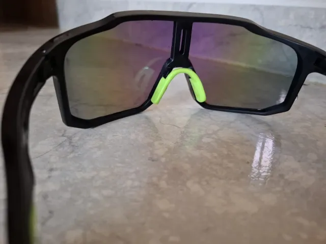 Gafas de sol deportivas negras y verdes