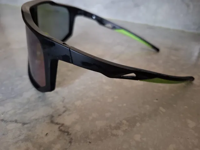 Gafas de sol deportivas negras y verdes