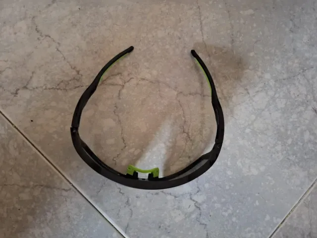 Gafas de sol deportivas negras y verdes