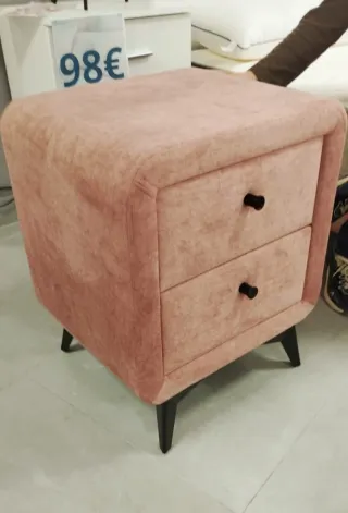 Mesita de noche tapizada en terciopelo