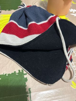 Cappello con paraorecchie e pon pon