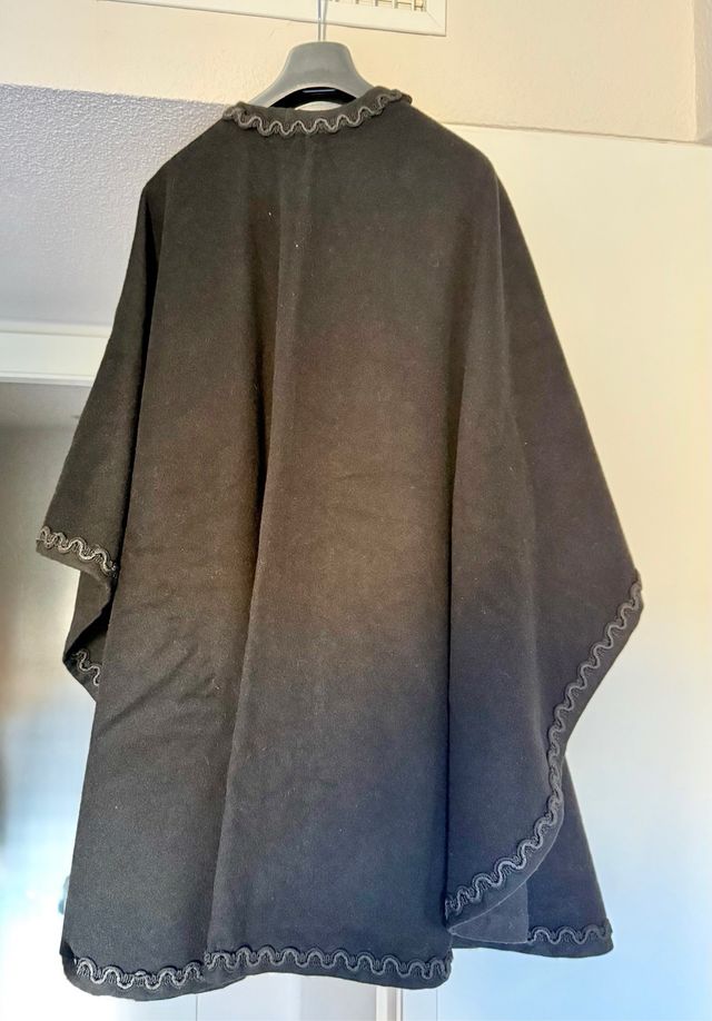 Capa chal tipo poncho muy grande (1,98 x 1,33 m)