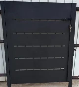 Puerta de jardín de hierro negra