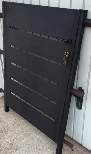 Puerta de jardín de hierro negra