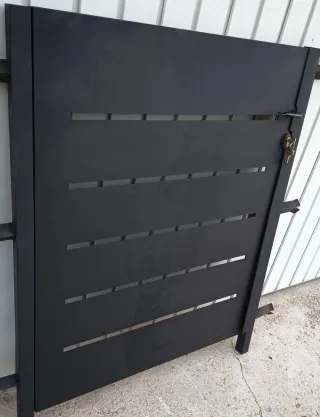 Puerta de jardín de hierro negra