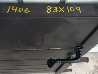 Puerta de jardín de hierro negra