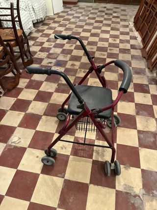 Andador 4 ruedas con asiento y cesta