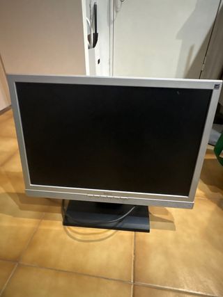 Pantalla de PC Plata y Negra