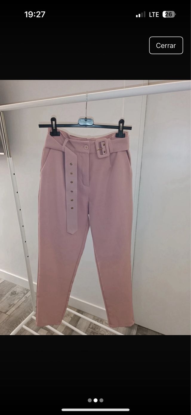 Pantalones rosas con cinturón