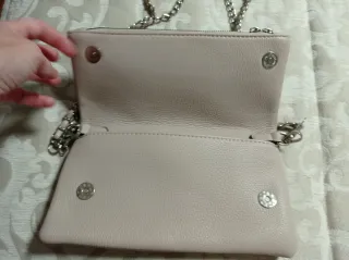 Bolso chica beige .