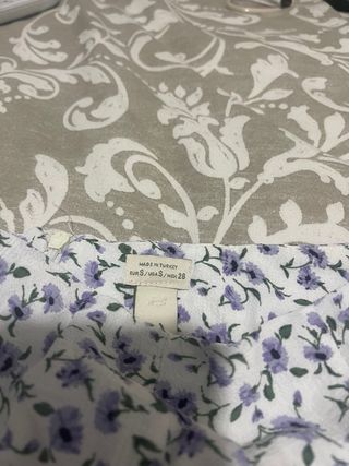 Falda floral blanca y morada