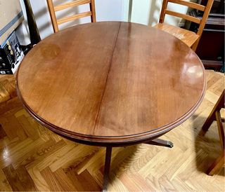 Mesa extensible de madera y 4 sillas