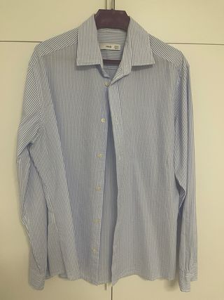 Camisa de rayas azules de Mango