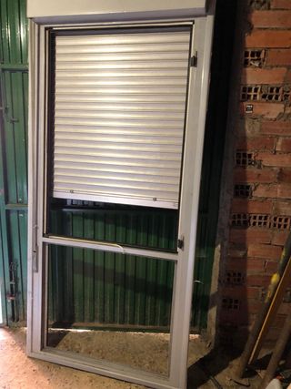 Ventana aluminio con persiana