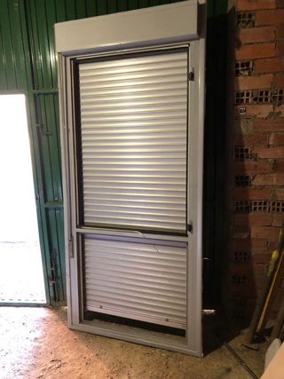 Ventana aluminio con persiana