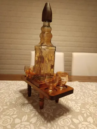Botella licorera decorativa con vasos
