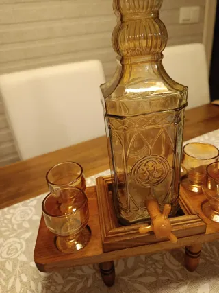 Botella licorera decorativa con vasos