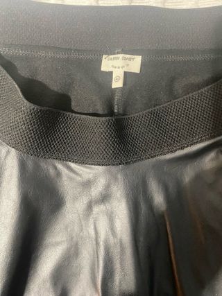 Minifalda vuelo efecto piel negra