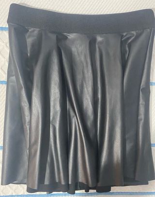 Minifalda vuelo efecto piel negra