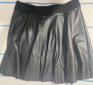 Minifalda vuelo efecto piel negra