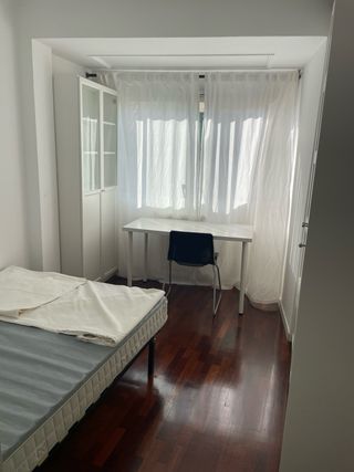 Se alquila piso en el centro de Pontevedra.