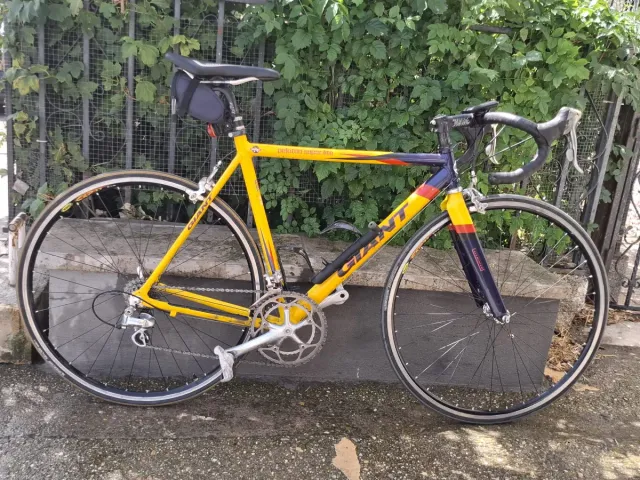 Bicicleta de carretera Giant amarilla