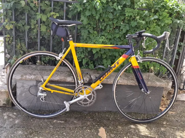 Bicicleta de carretera Giant amarilla