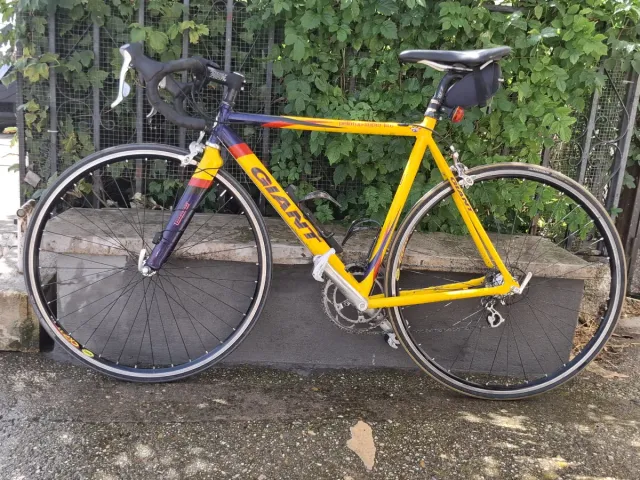 Bicicleta de carretera Giant amarilla