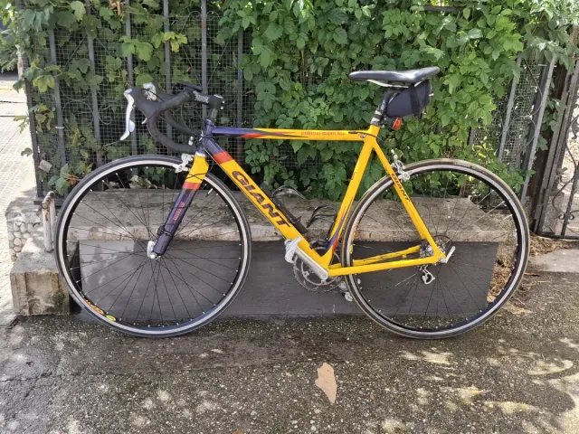 Bicicleta de carretera Giant amarilla