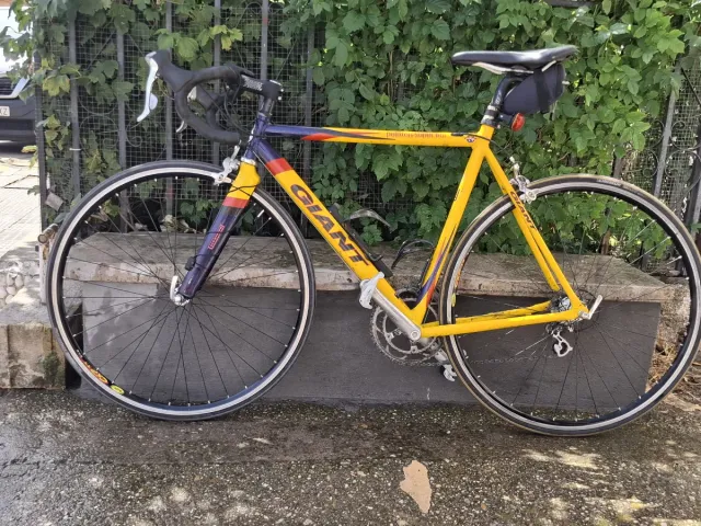 Bicicleta de carretera Giant amarilla