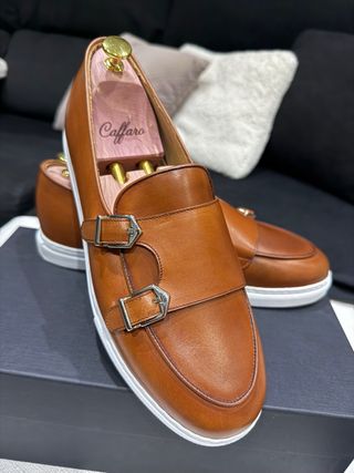 Dos pares de zapatos italianos de lujo.