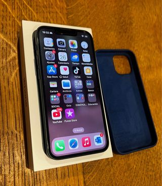 iPhone 13 mini verde con custodia blu marino