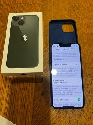 iPhone 13 mini verde con custodia blu marino