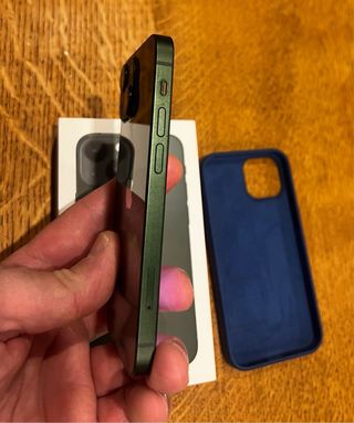 iPhone 13 mini verde con custodia blu marino