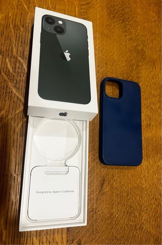 iPhone 13 mini verde con custodia blu marino