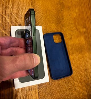 iPhone 13 mini verde con custodia blu marino