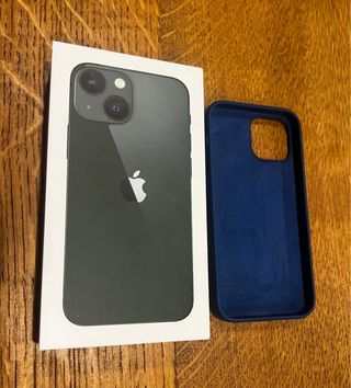 iPhone 13 mini verde con custodia blu marino