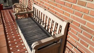 Banco de jardín con almacenaje beige