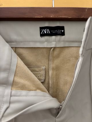 Pantalón Zara efecto piel beige