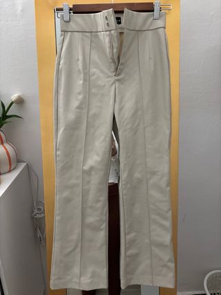 Pantalón Zara efecto piel beige