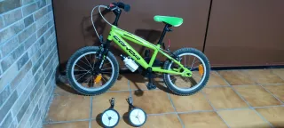 Bicicleta MTB Conor Meteor verde con ruedines