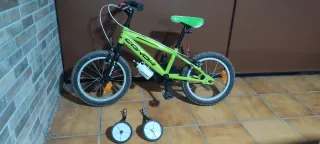 Bicicleta MTB Conor Meteor verde con ruedines