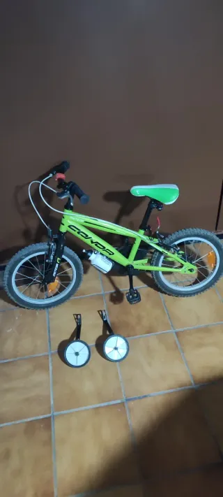 Bicicleta MTB Conor Meteor verde con ruedines