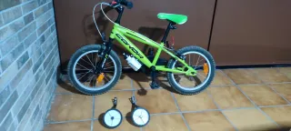 Bicicleta MTB Conor Meteor verde con ruedines