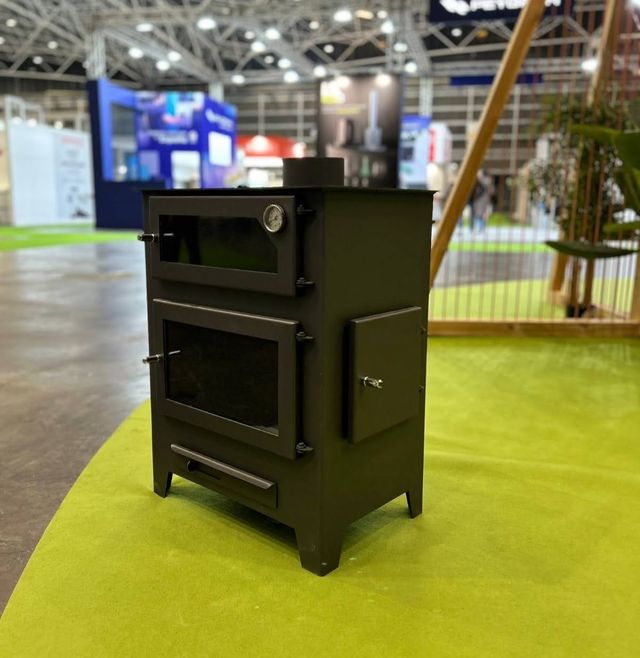 Stufa in metallo nero con porta in vetro