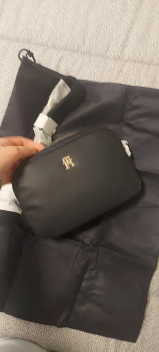 Borsa a tracolla Tommy Hilfiger nera