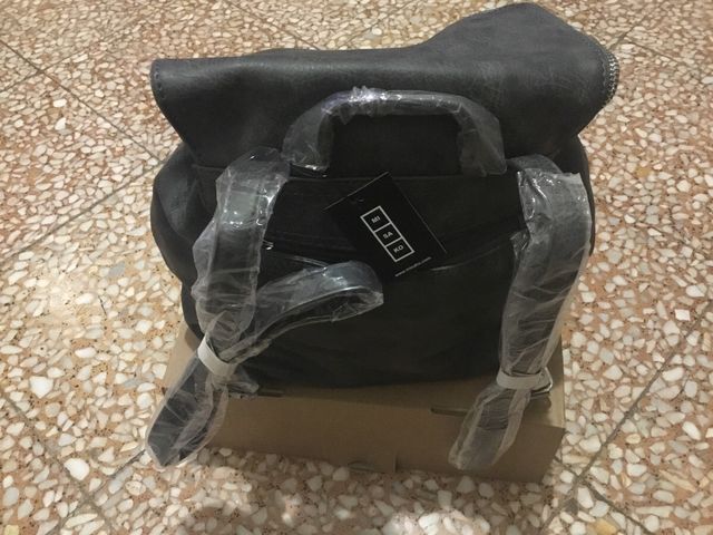 Mochila Misako gris con cierre botón