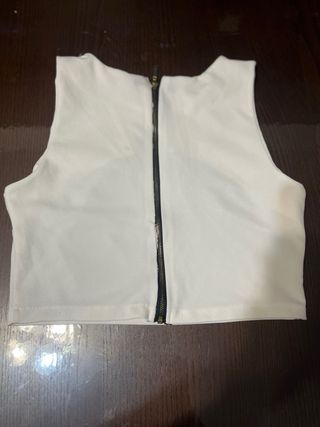 Top blanco sin mangas con cremallera